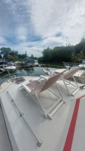 Seurre Boat Rental | Escapade en Bateau VINTAGE terrasse mini spa option payante