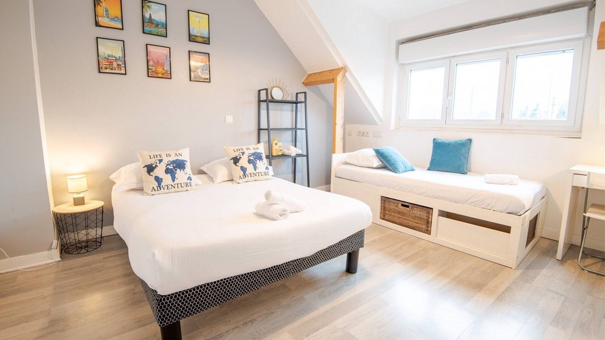 Tours Apartment | Escapade-Room with shared bathroom