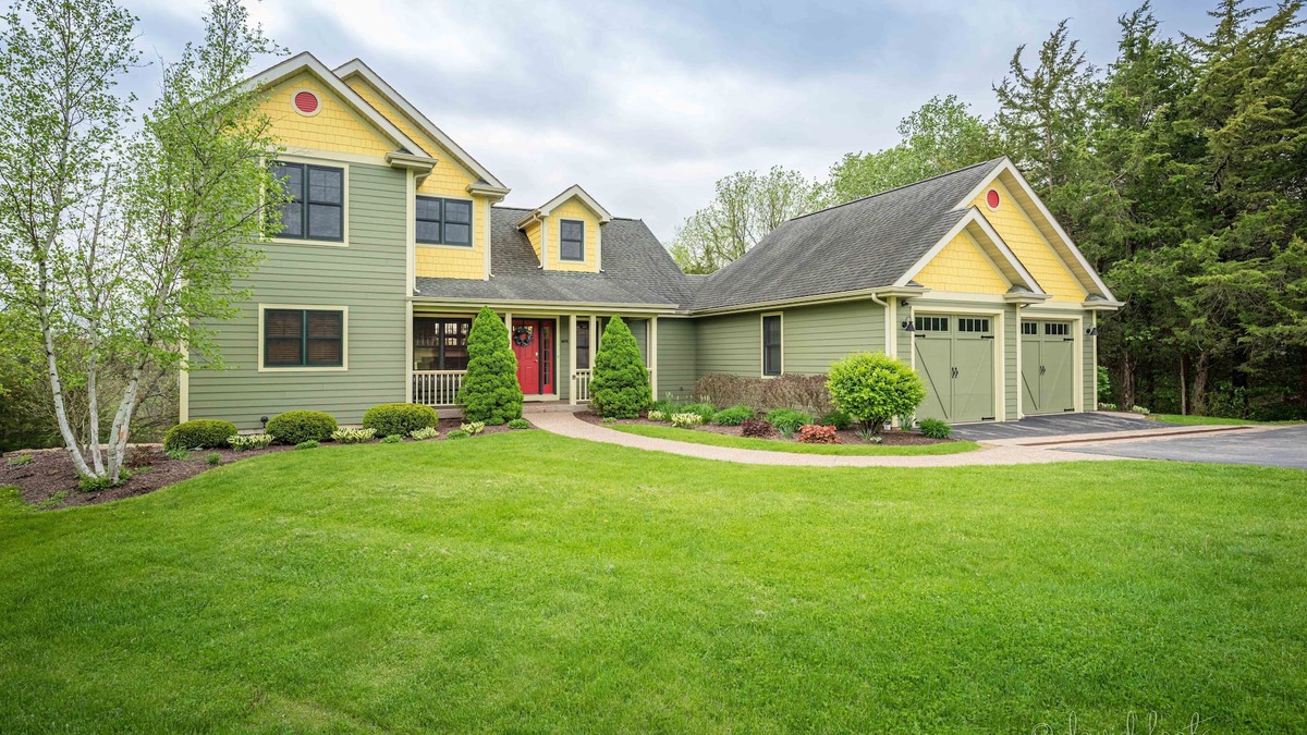 The Galena Territory House | Escape! Hot Tub, Fire Pit, 3 Decks, WiFi, Pool Table