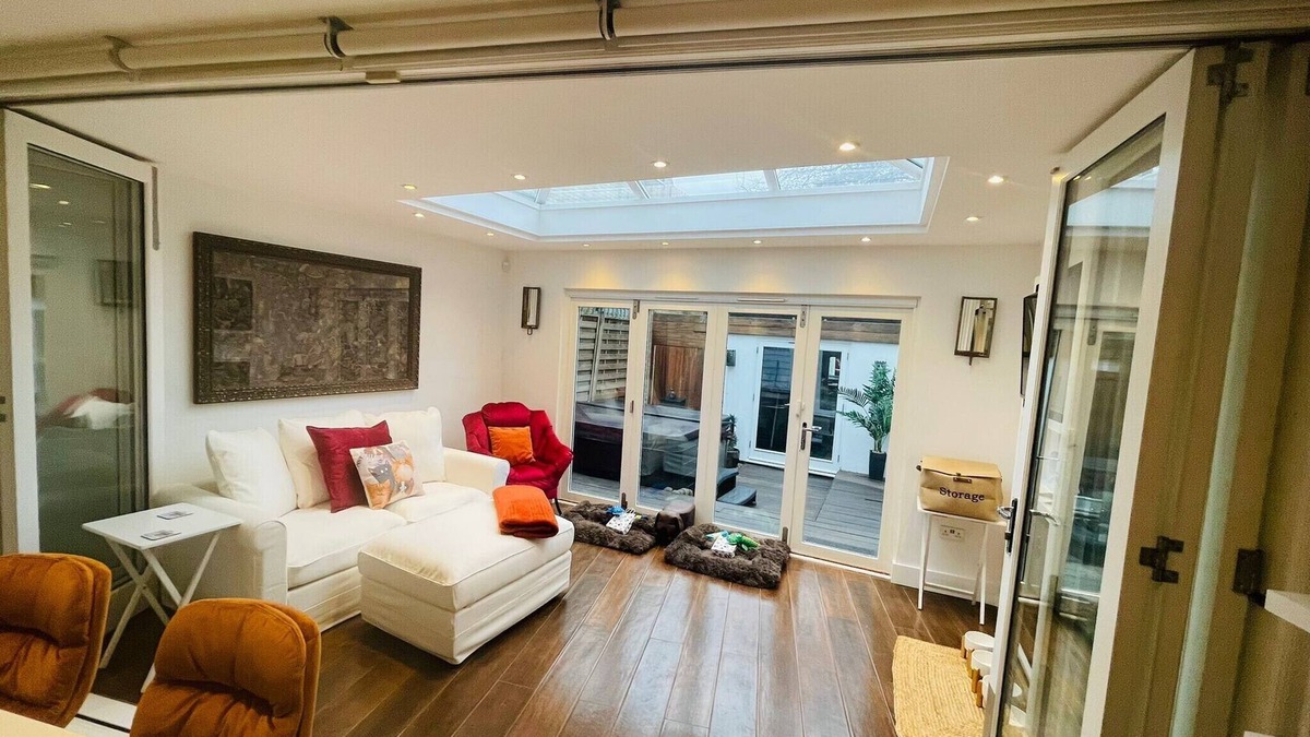 Snaresbrook House | Escape London in London - Wanstead village - Dove house - hottub and gym!