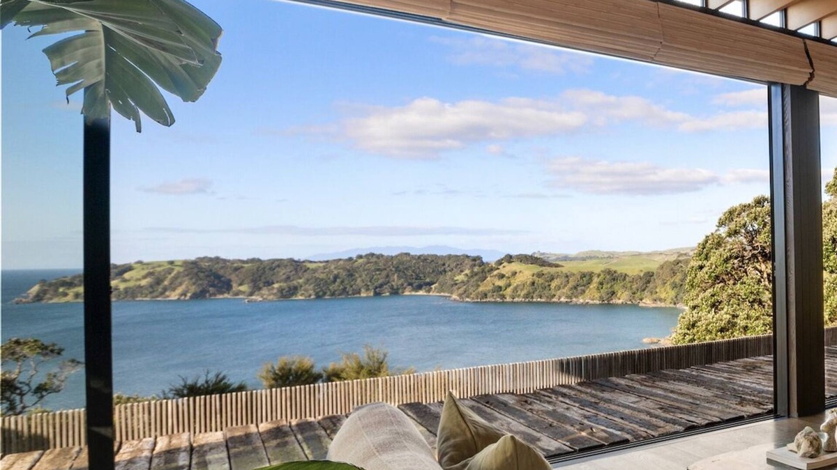 Waiheke Island House | ESCAPE ON BELLE | Coast & Country |