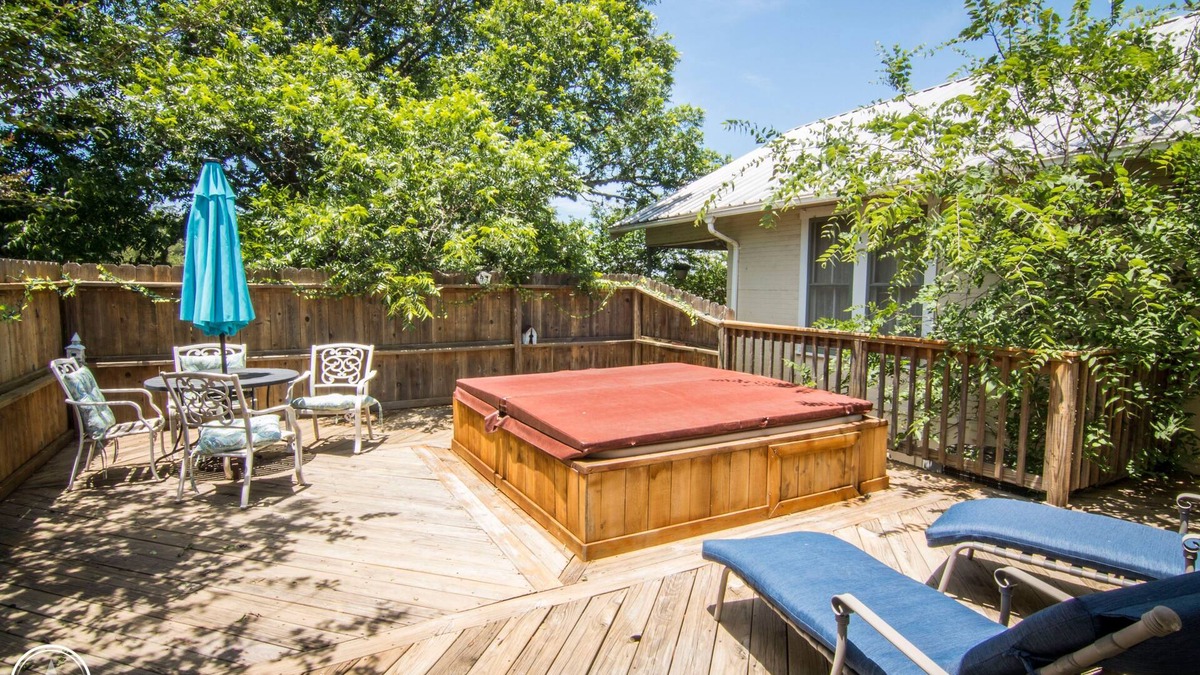Fredericksburg Cottage | Escape the city life; minutes from local vineyards; private hot tub; sleeps 6