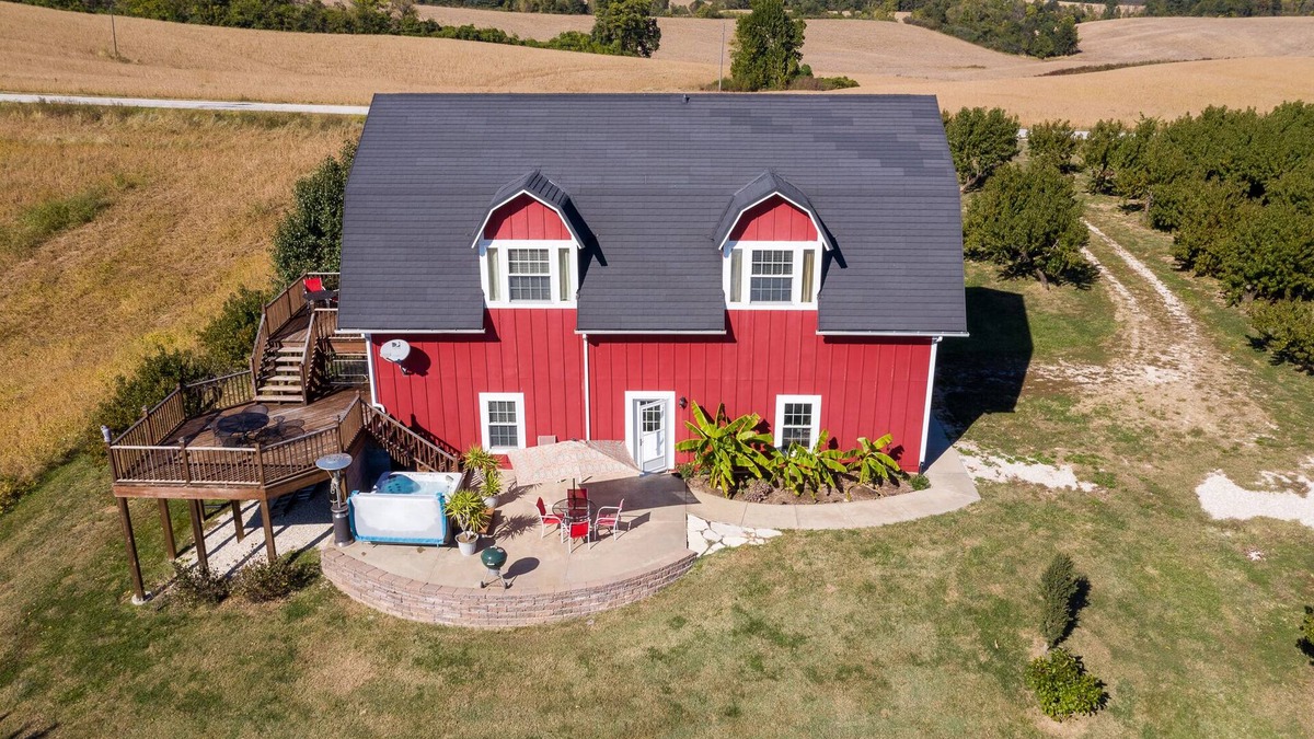 Calhoun County House | Escape the city to quiet and picturesque Golden Eagle, IL.