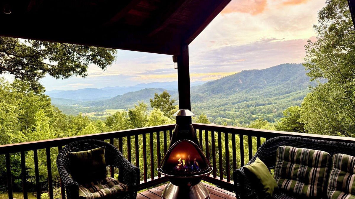 Frank Cabin | Escape the ordinary, discover the tranquility & warmth of this A-Frame cabin