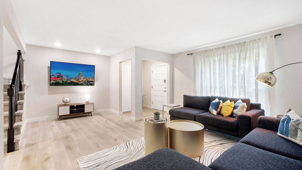 Live Oak Condo | Escape to a cozy oasis in the city...