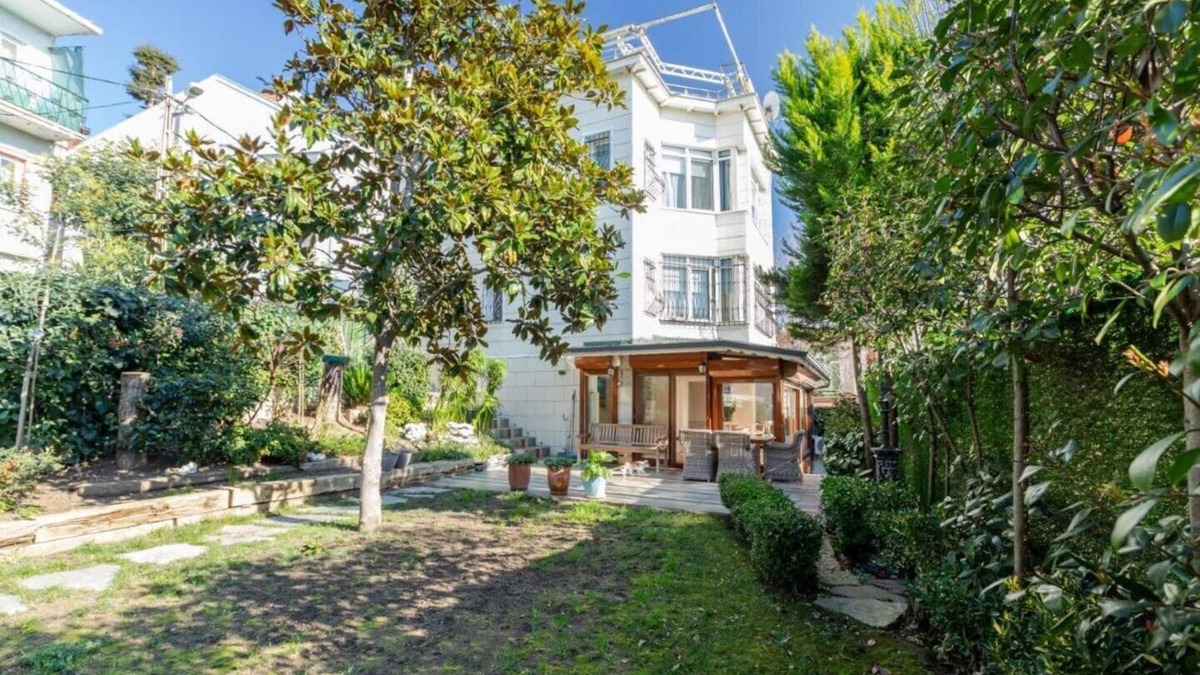 Cengelkoy Mahallesi House | Escape to a serene retreat in the heart of Cengelkoy where modern comfort meets historic charm