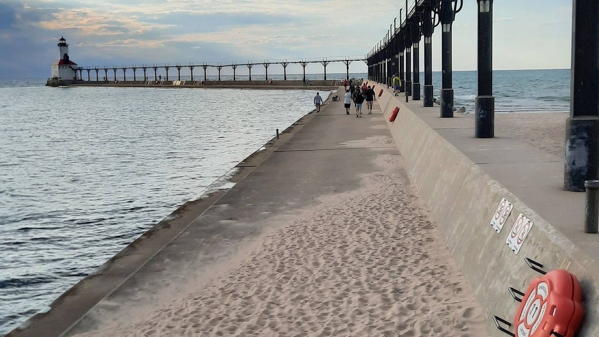 Michigan City House | Escape to country oasis - pool tbl, bar, whirlpool