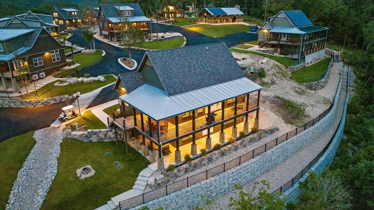 Kimberling City Cabin | Escape to Luxury, Modern Farmhouse Oasis W/Hot Tub, Scenic Views, Amenities!