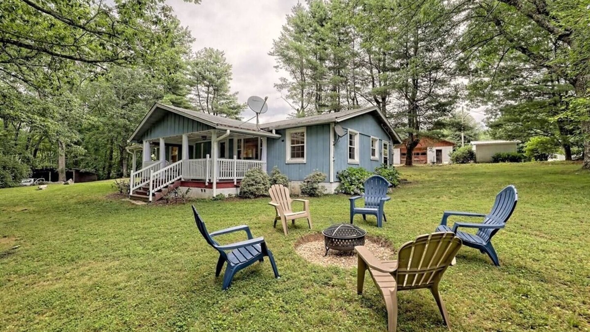 Scaly Mountain House | Escape to nature with this pet-friendly, family retreat just 15 minutes from Highlands! Perfect for hiking, relaxation, and playtime with the kids.