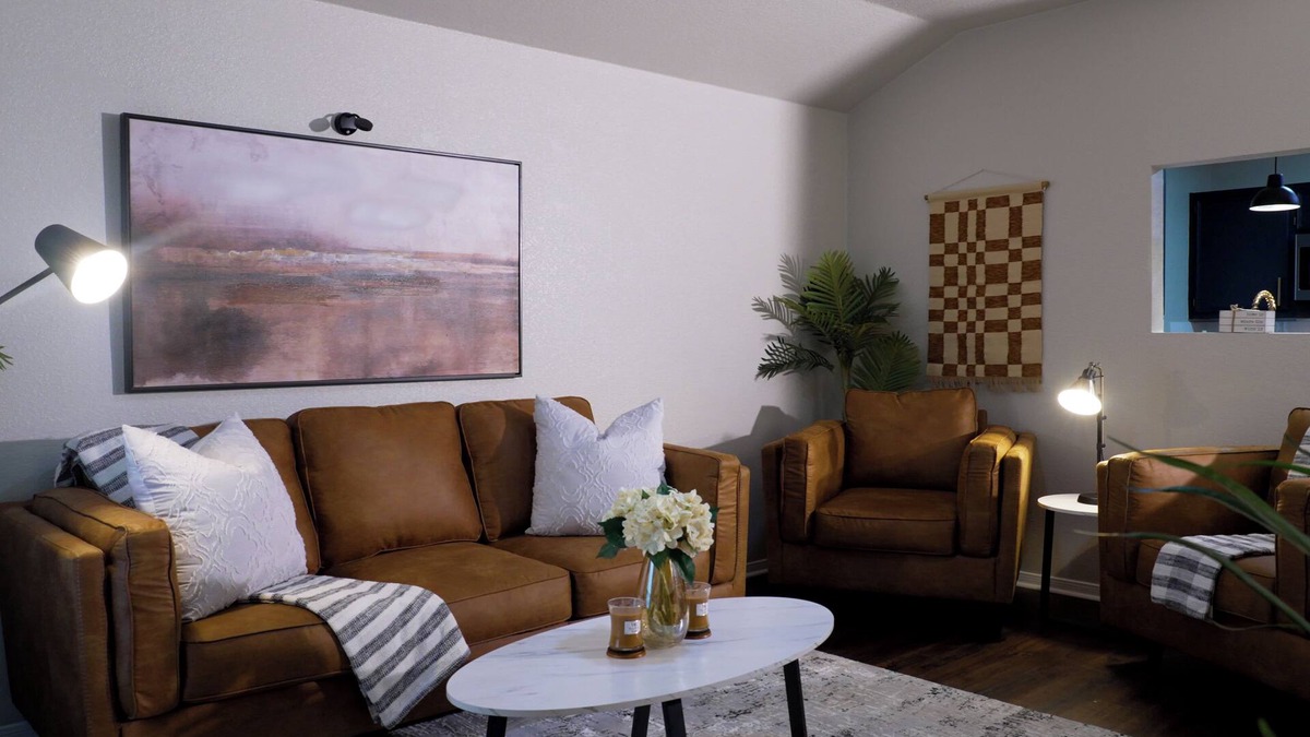 Killeen House | Escape to our cozy Black House retreat, just minutes from Fort Carvazos!