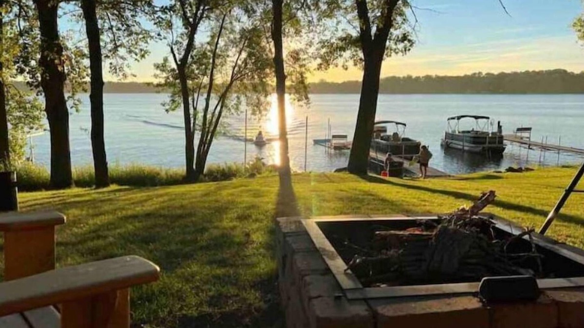 Pine City Cabin | Escape to our cozy Lakeside Cabin-great sunset views-1 hour from Cities