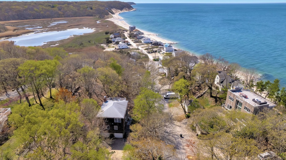 Baiting Hollow House | Escape to Paradise: Steps to Beach & Spacious Deck