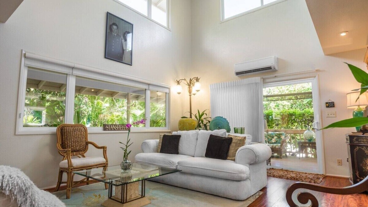 Ka'a'awa House | Escape to Paradise- AC, Kayaks,Ocean across street