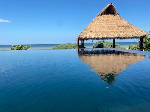 San Benito House | Escape to Paradise, Minimalist 4-BR Beachfront, 300 Mbps with amazing views
