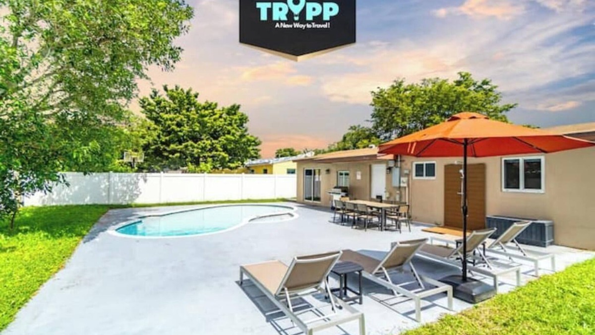 West Hollywood House | Escape to Private Poolside Bliss