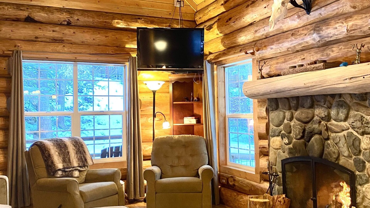 Enterprise House | Escape to Rustic Bliss: Unwind in Our Wallowa Lake Log Cabin