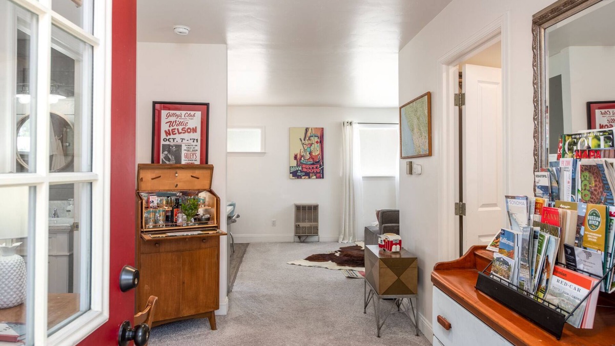 Sebastopol House | Escape to Sebastopol's charm, near The Barlow. We love Dogs!