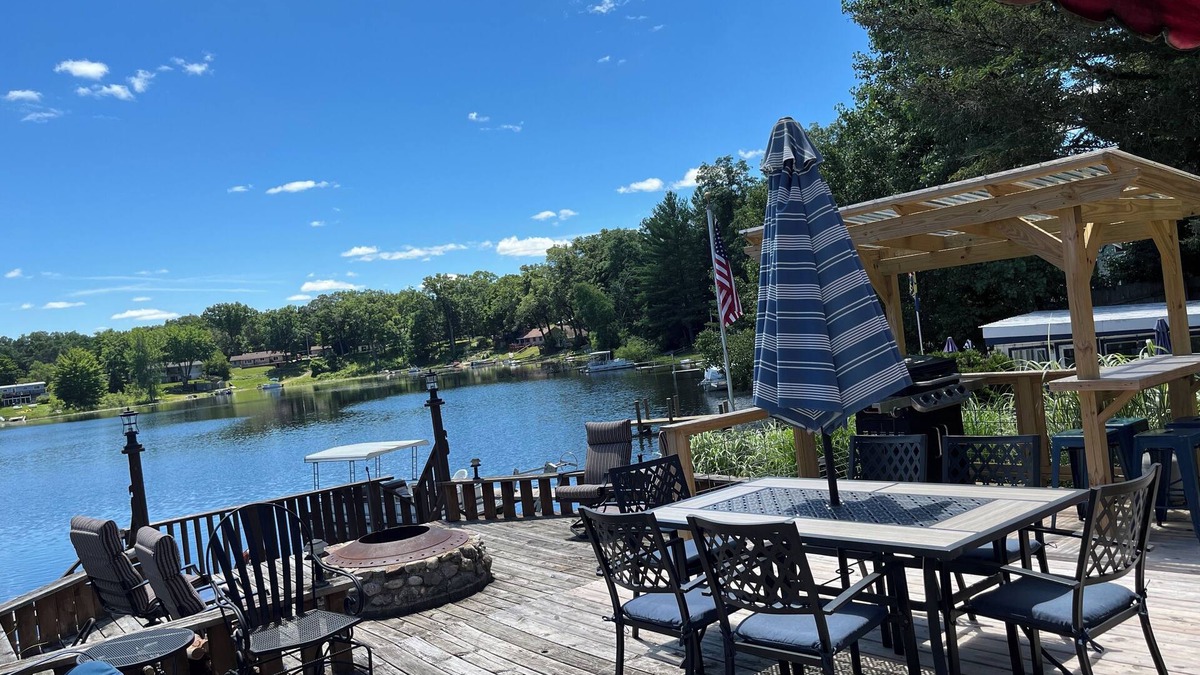 Twin Lake House | Escape to the Lake with all the comfort of home! Begin fall touring with us!