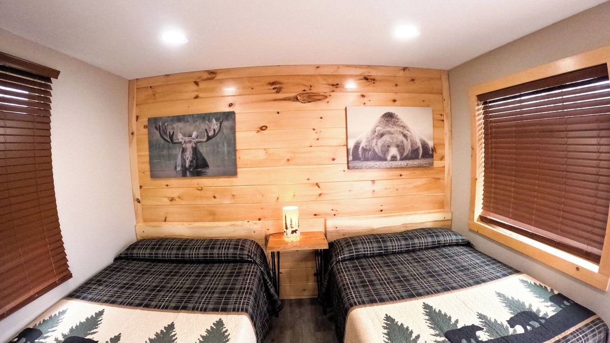 North Greece Hotel | Escape to the tranquility of our cozy cabin inn, where rustic charm meets modern comfort. Experience a home away from home ambiance.