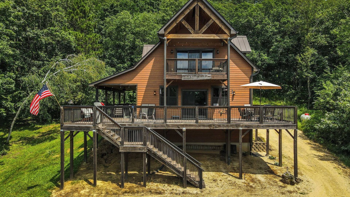 Tomah Cabin | Escape to the woodland getaway of The LeClaire Lodge - PET FRIENDLY!