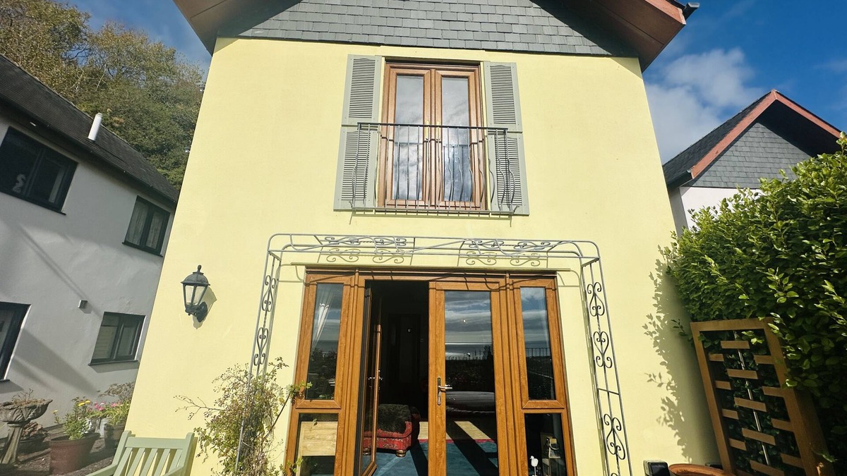 Pendine House | Escape to this charming 2 bedroom detached house with amazing sea views