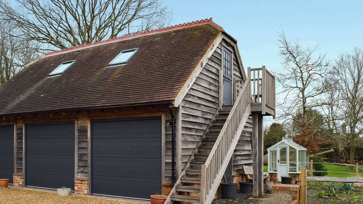 Scaynes Hill Cottage | Escape to this enchanting studio apartment set above a barn.