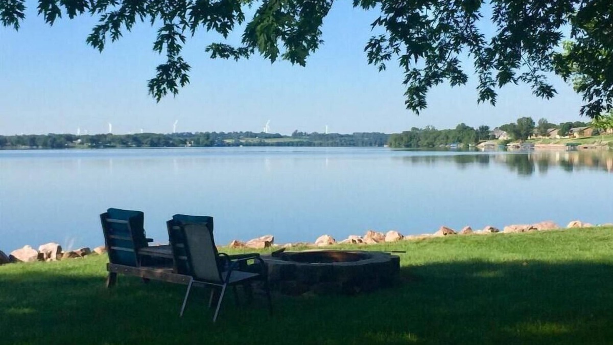 Verdi Cottage | Escape to this peaceful lakefront getaway on Lake Hendricks