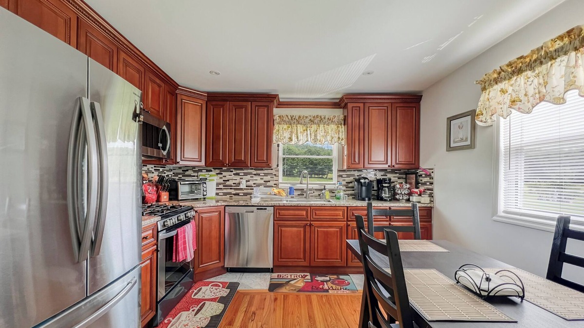 East Meredith House | Escape to Tranquil Bliss Charming Two-Bedroom Country House Urban Comforts