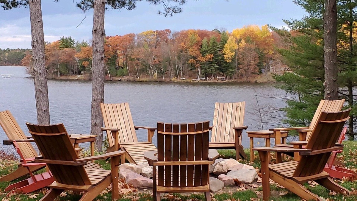 Stone Lake Cabin | Escape to Tranquility: A Charming 9-Bedroom Lodge on the lake shore of Sand Lake