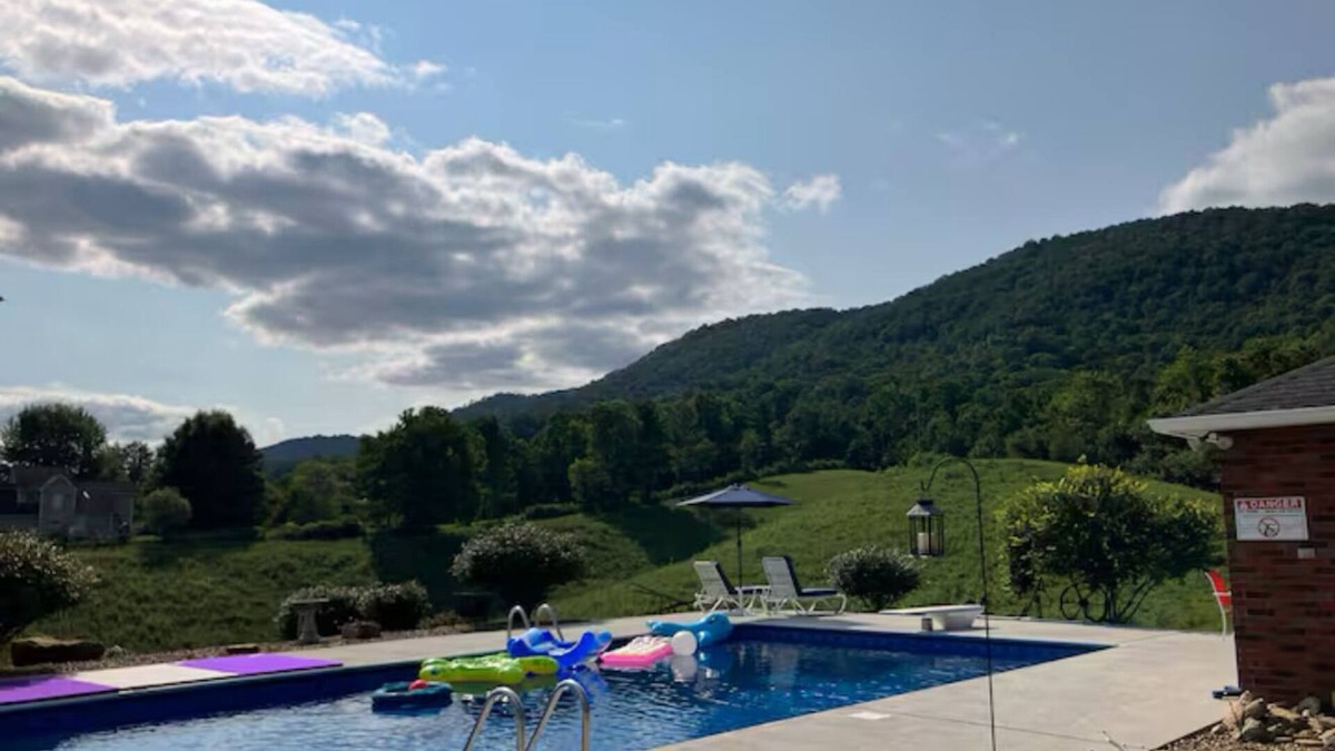 Caryville House | Escape to Tweety’s Place: Luxury Country Lodge w/Pool, Trails & Norris Lake Fun