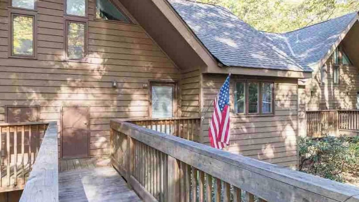 Wintergreen House | Escape to Wintergreen Resort! Our pet & kid-friendly 2BR/2BA townhome is steps from skiing, dining & the Market. Hike, ski, swim, or sip at nearby wineries & breweries—adventure awaits year-round!