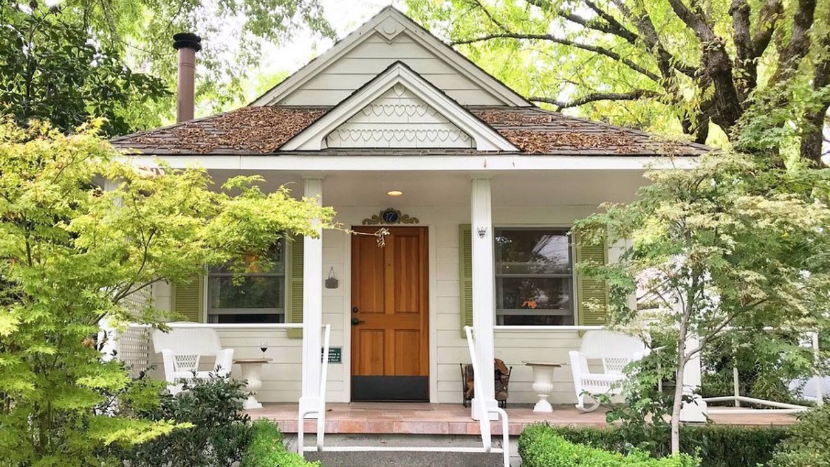 New Brighton Cottage | Escape to Wine County in your independant Cottage in Downtown Calistoga