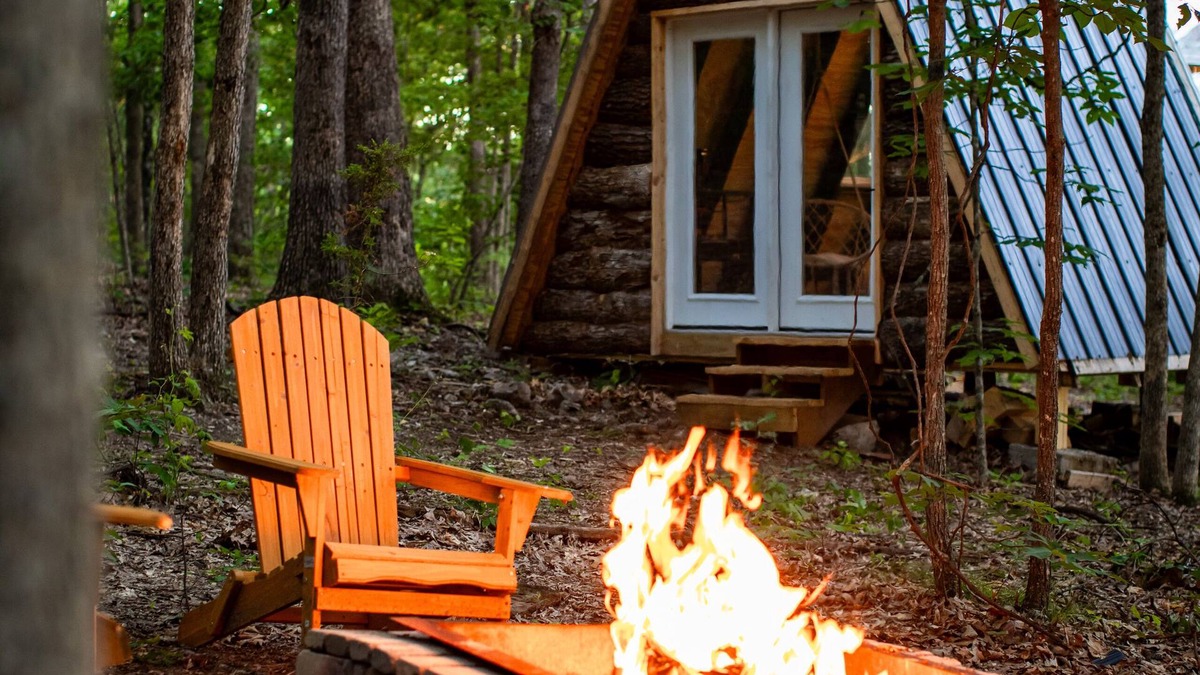 Lincoln Cabin | Escape to your cozy primitive off grid cabin in the n Lake of the Ozarks area