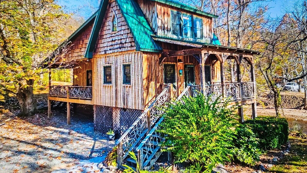 Dillsboro Cabin | Escape to Your Romantic yet Adventurous Smokey Mountain River Cabin Getaway!