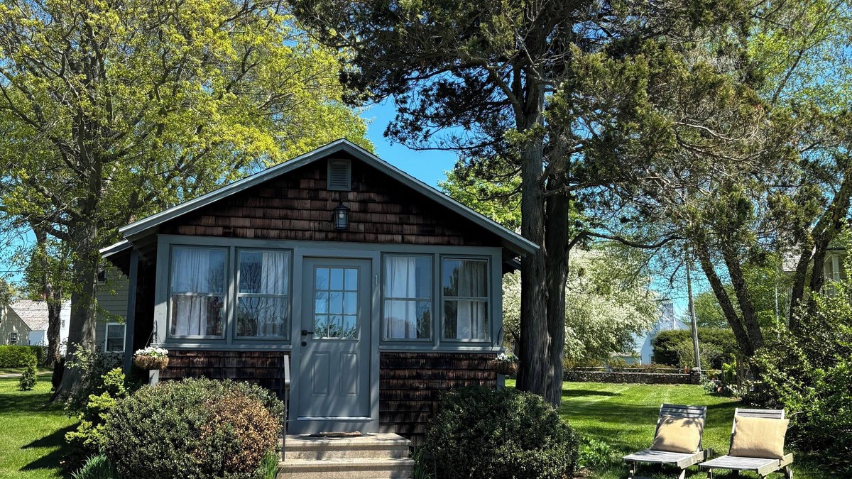 Clinton House | Escape to Your Tranquil Seaside Retreat at Clinton Beach Bungalows: Bungalow 1