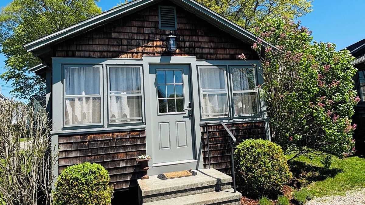 Clinton House | Escape to Your Tranquil Seaside Retreat at Clinton Beach Bungalows