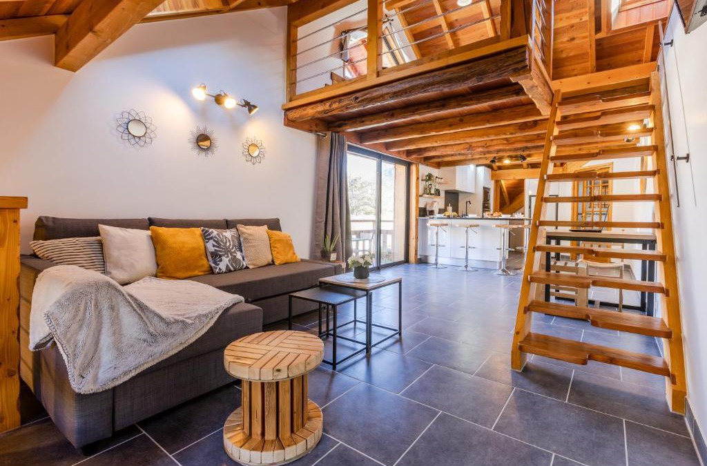 Saint-Martin-de-Queyrieres Apartment | Escondido - calme et chaleureux