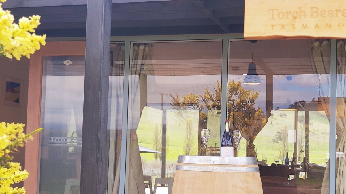 Tea Tree Cottage | Ese vineyard cottage, family friendly 30mins from Hobart CBD