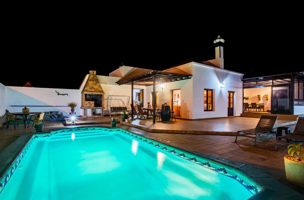 Guime Villa | Eslanzarote Acoruma House, Super Wifi, Heated Pool