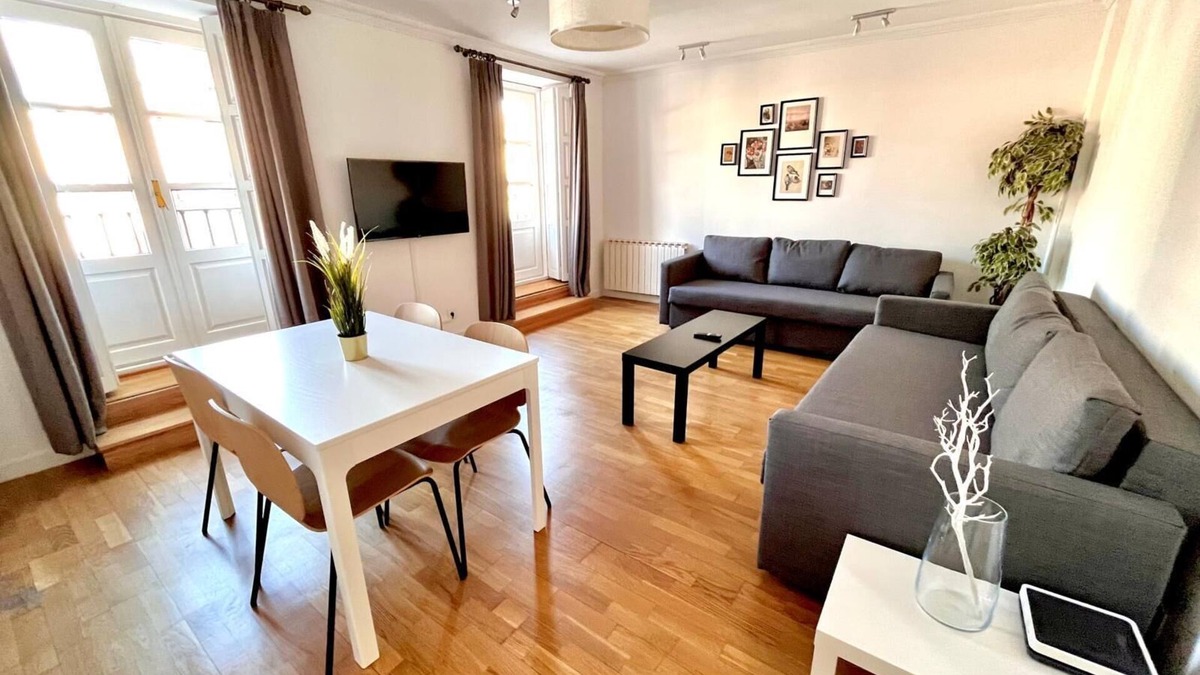 Valladolid City Centre Apartment | Espacios Blanco Plaza Mayor LUX: two rooms, 5 beds, balconies with views of the Plaza Mayor itself!