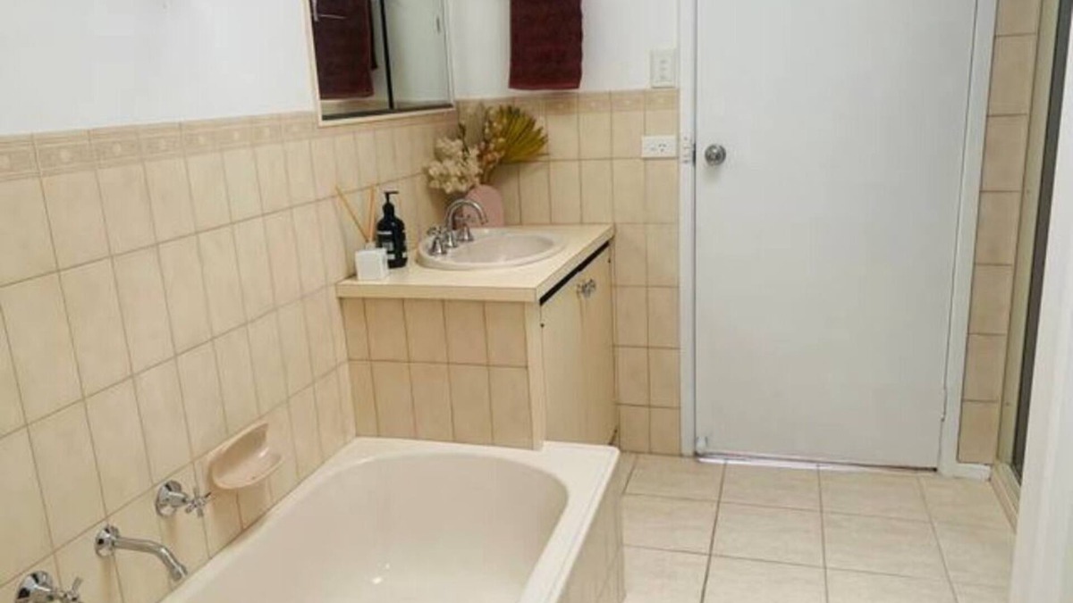 Portarlington House | Esplanade bay views - 5 min walk to ferry, main street & beach