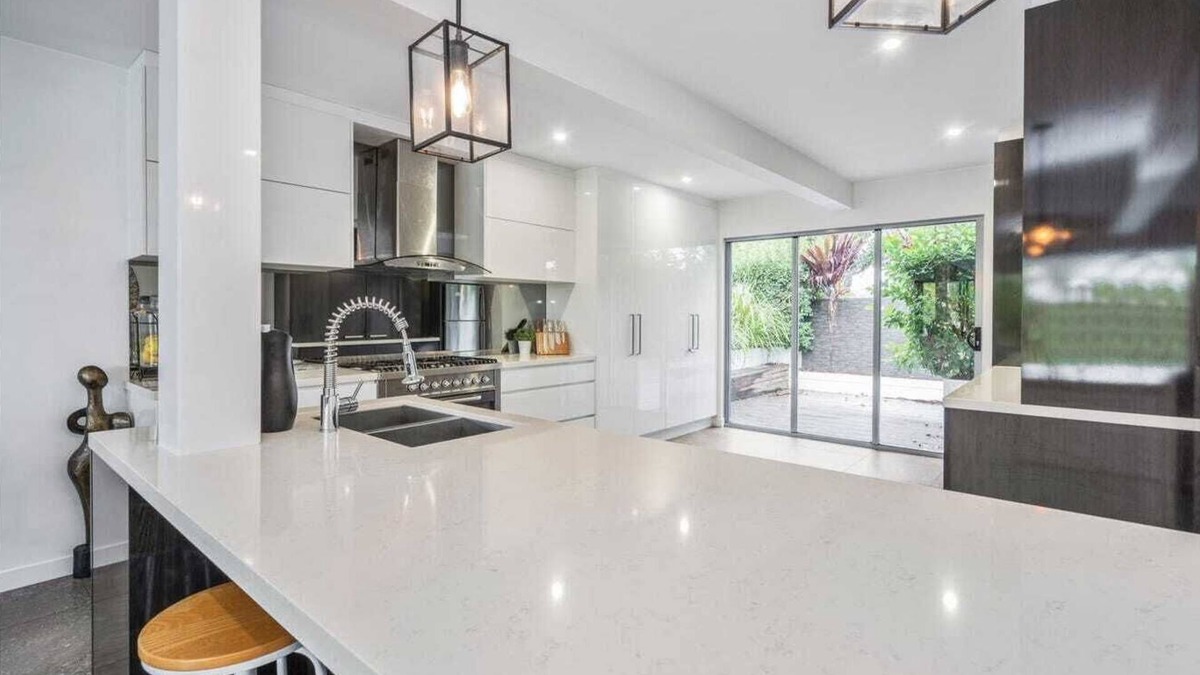 Broadbeach Waters Villa | Essence House - 4 Bedroom Holiday Home on the Water