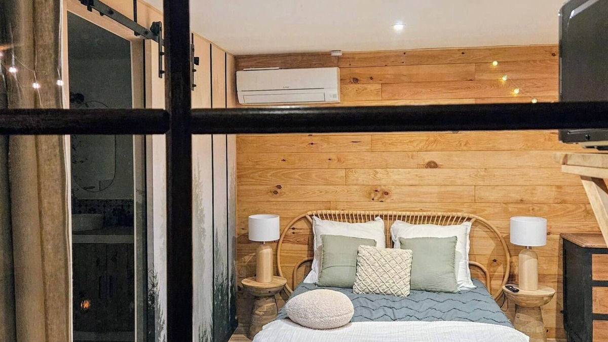 Toulon Bed & Breakfast | Essencia - self-catering cottage in the Toulon hills with spa, air conditioning and parking