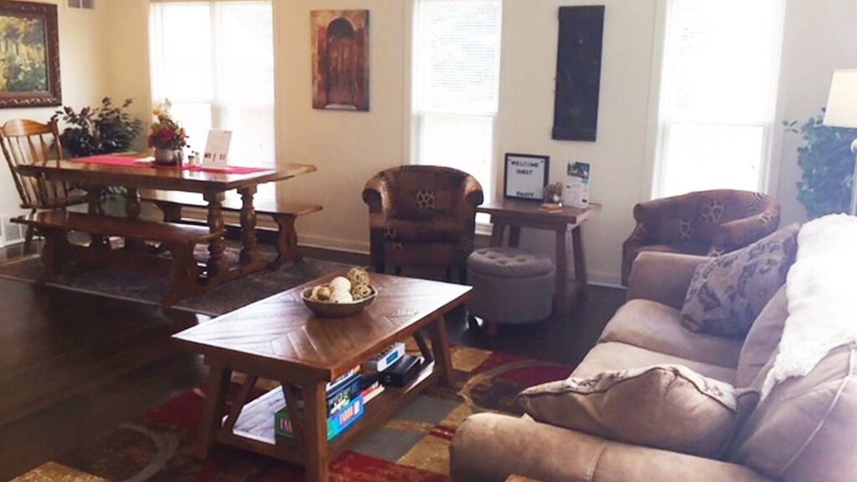 Racine House | Estate Living! Professionally Cleaned, Self Check In - Sleeps 12