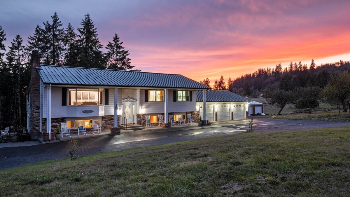 Damascus House | Estate Surrounded By Trees, Hills, and Farmland, w/Fire-Pits, Air Hockey, Foosball, BBQ, Pet-Friend