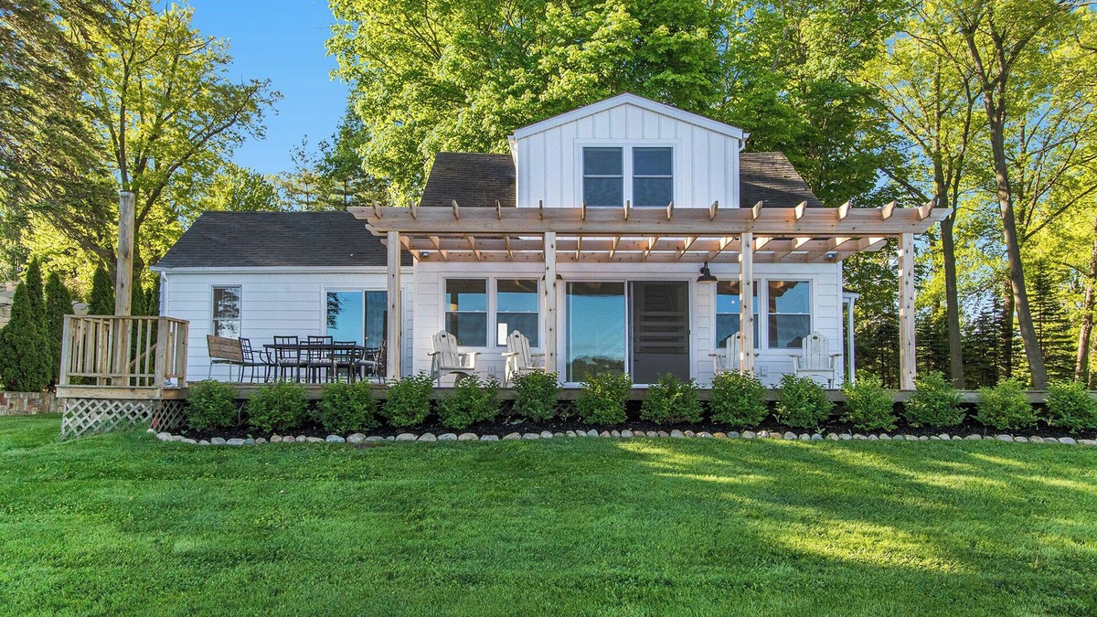 Paw Paw Lake House | Esther House - Beautiful, Newly Renovated Lakehouse on Paw Paw Lake