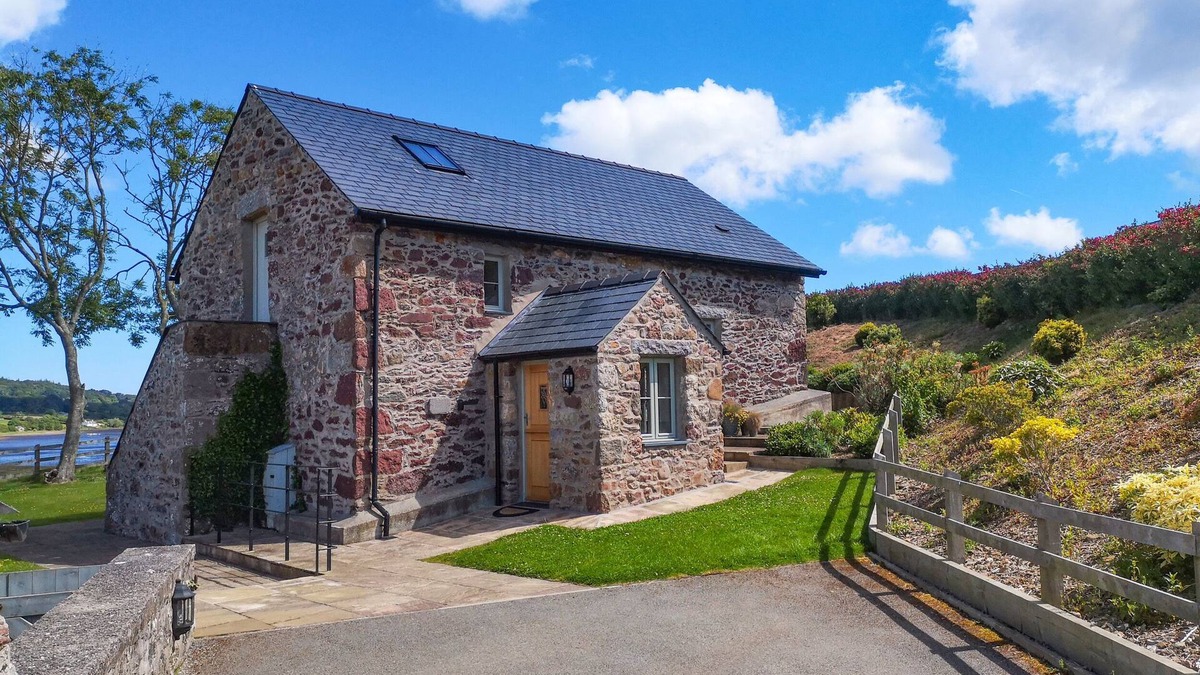 Dulas Cottage | ESTUARY COTTAGE, pet friendly, country holiday cottage in Moelfre