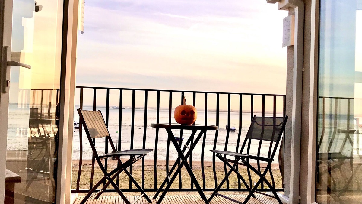 Southend-on-Sea Apartment | Estuary Views Penthouse 🖤 Beachfront with Parking