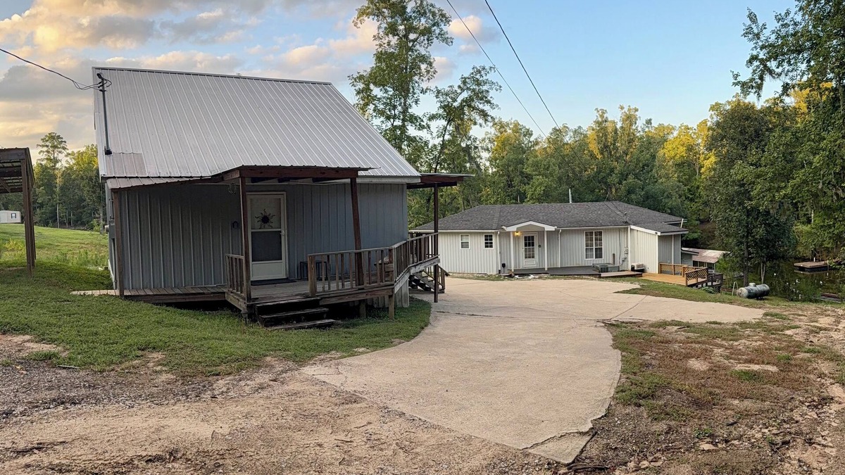 Shorterville House | Eufaula AL Lake Front 2 Houses With Dock Great View Sleeps 10 Comfortably