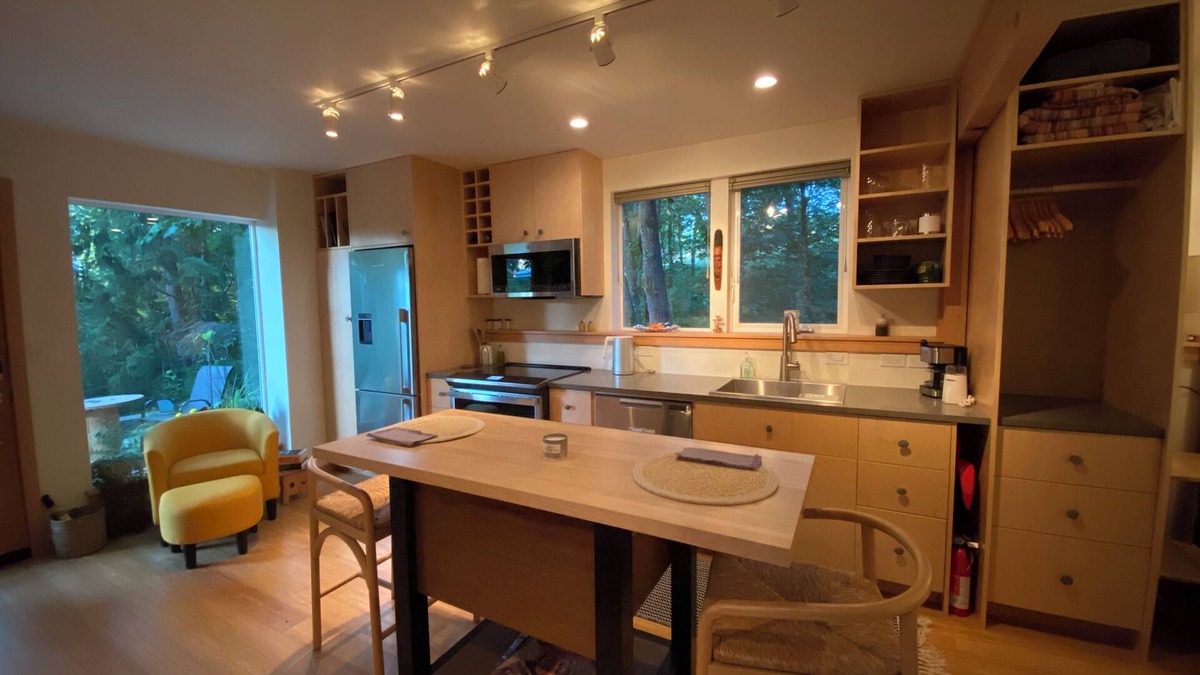 Friendly Apartment | Eugene Woodsy Studio - a peaceful, private hideaway with hot tub